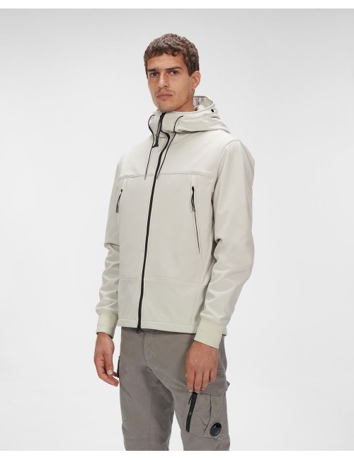 Cazadora soft shell blanco CP Company con gafas | Ego Madrid