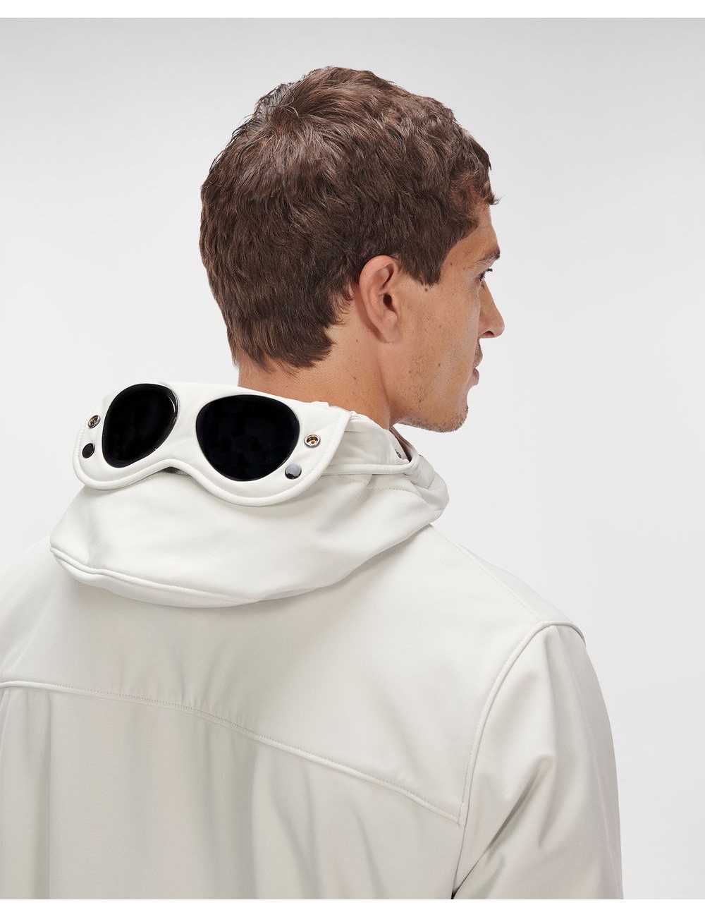 Cazadora soft shell blanco CP Company con gafas | Ego Madrid