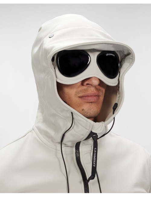 Cazadora soft shell blanco CP Company con gafas | Ego Madrid