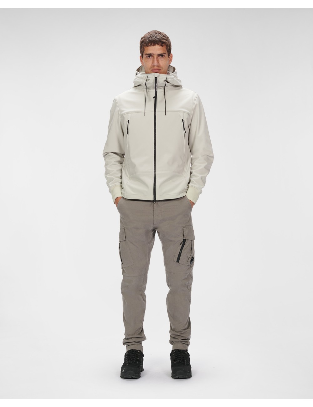 Cazadora soft shell blanco CP Company con gafas | Ego Madrid