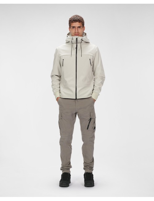 Cazadora soft shell blanco CP Company con gafas | Ego Madrid