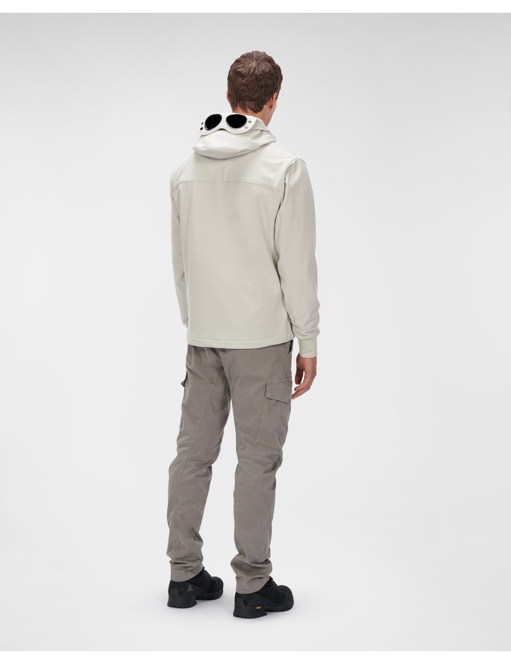 Cazadora soft shell blanco CP Company con gafas | Ego Madrid