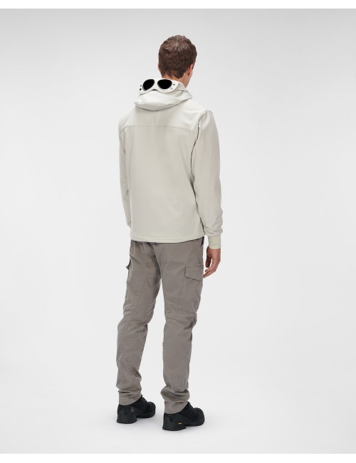 Cazadora soft shell blanco CP Company con gafas | Ego Madrid