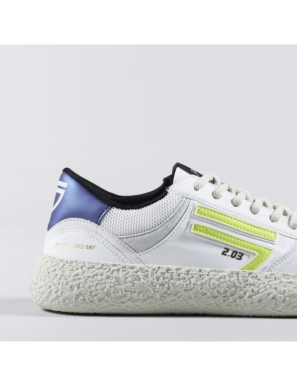 PURAAI zapatilla vegana blanca con logo en verde lima | Ego Madrid