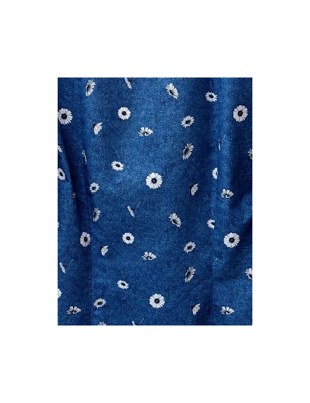 Camisa fondo color denim con estampado margaritas de Giangi