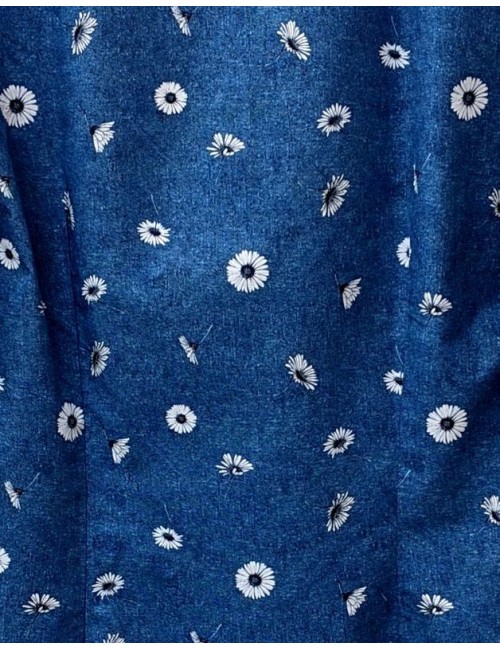 Camisa fondo color denim con estampado margaritas de Giangi