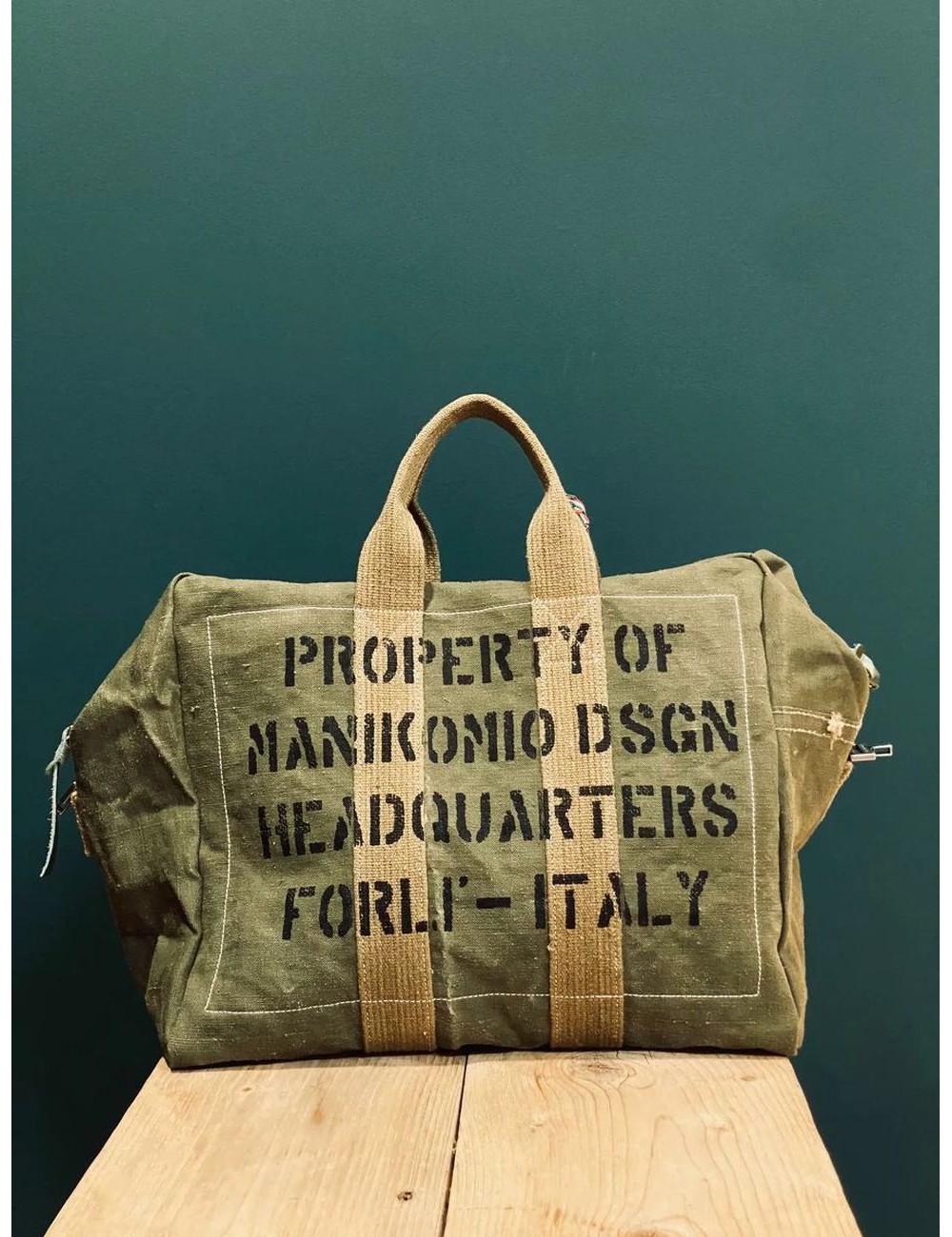 El Bolso de Manikomio Verde Militar: Tu Compañero de Estilo Duradero | Ego Madrid