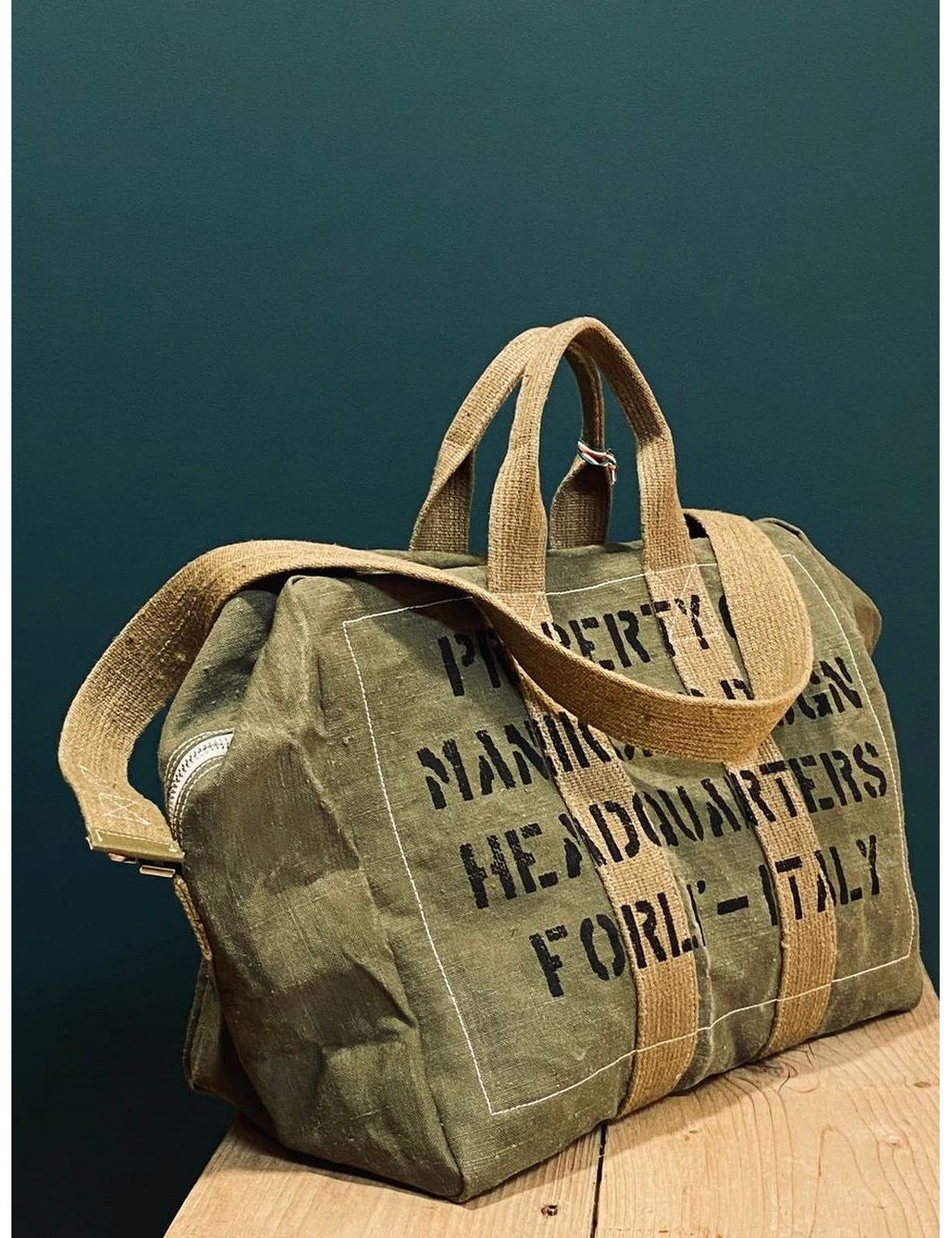 El Bolso de Manikomio Verde Militar: Tu Compañero de Estilo Duradero | Ego Madrid
