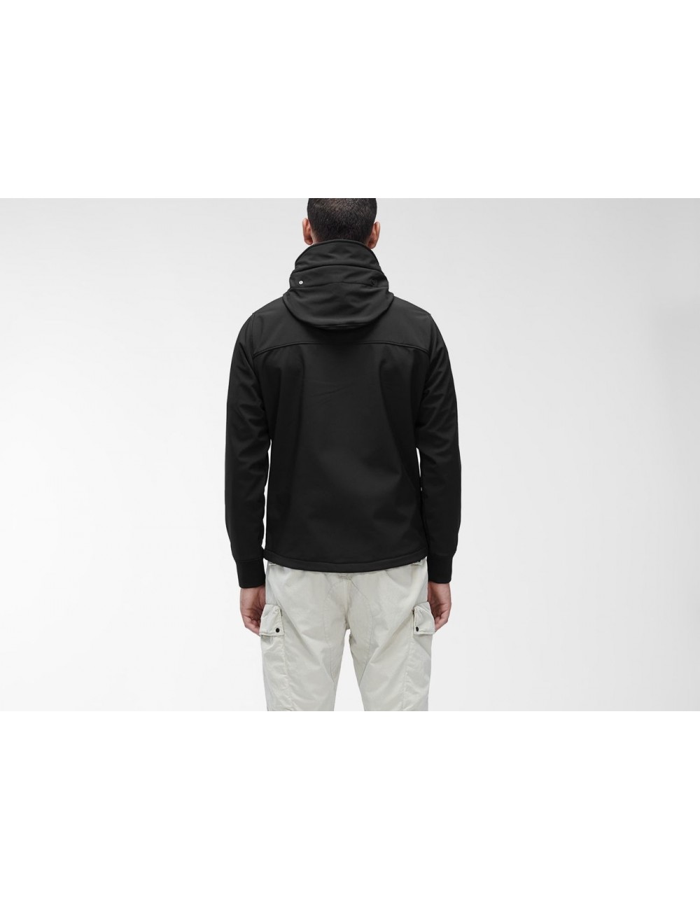 Cazadora soft shell-R negro CP Company con gafas | Ego Madrid