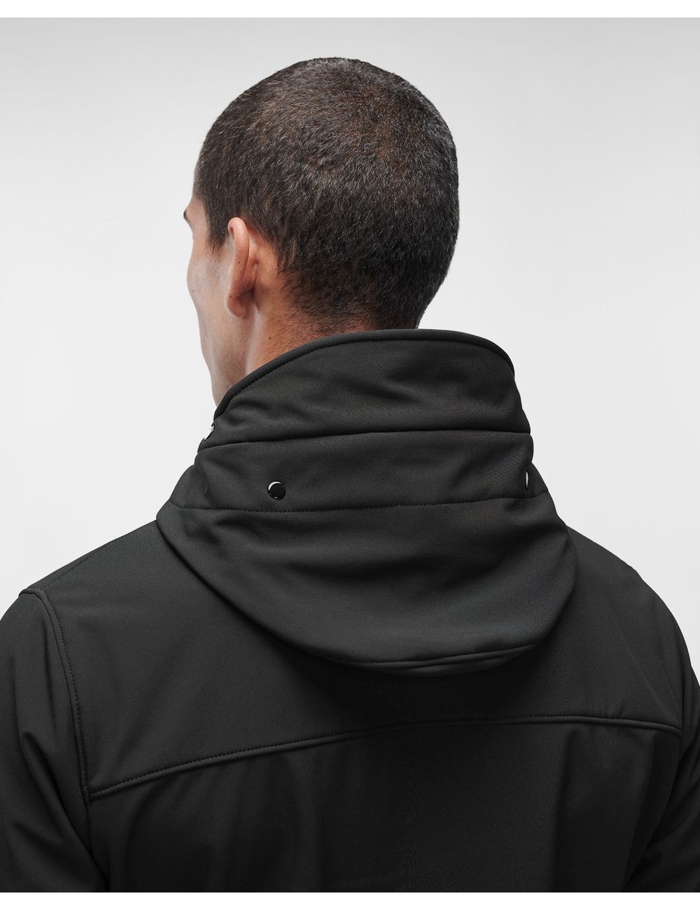 Cazadora soft shell-R negro CP Company con gafas | Ego Madrid