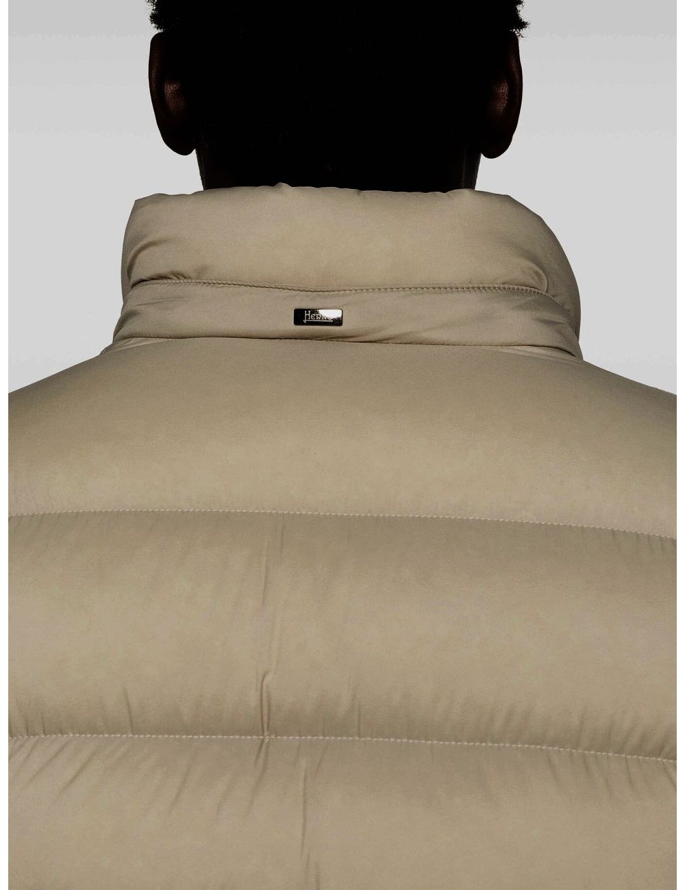 Herno plumas ligero Matt beige | Almirante Seis Madrid oficial