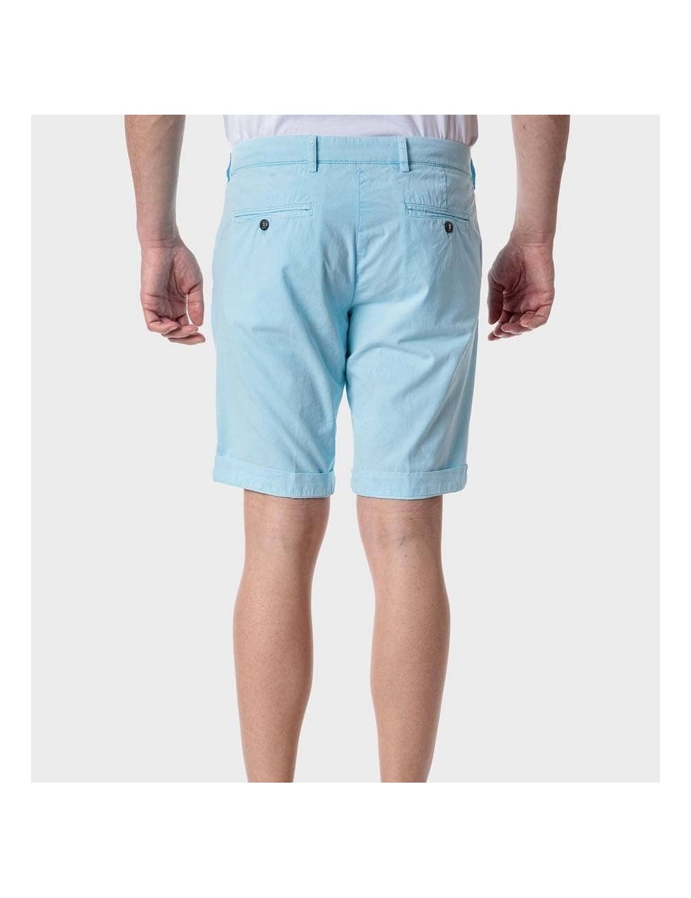 Bermuda tipo chino, color azul fluor de algodón con efecto desgastado
