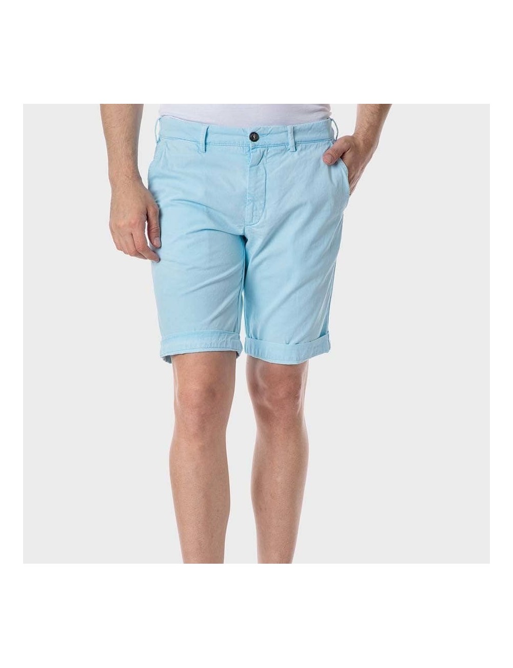 Bermuda tipo chino, color azul fluor de algodón con efecto desgastado