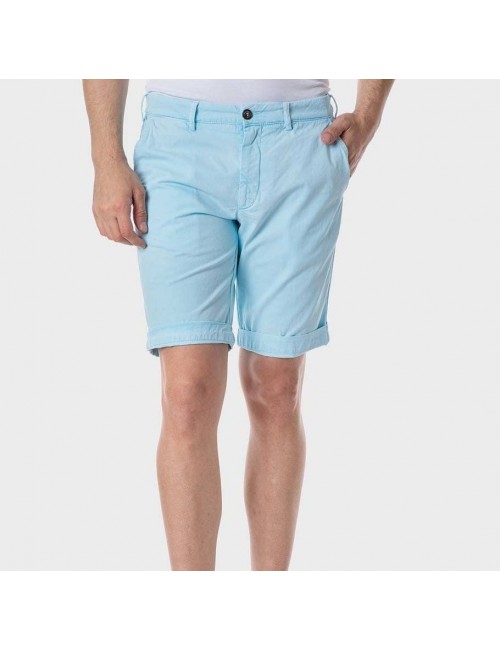 Bermuda tipo chino, color azul fluor de algodón con efecto desgastado