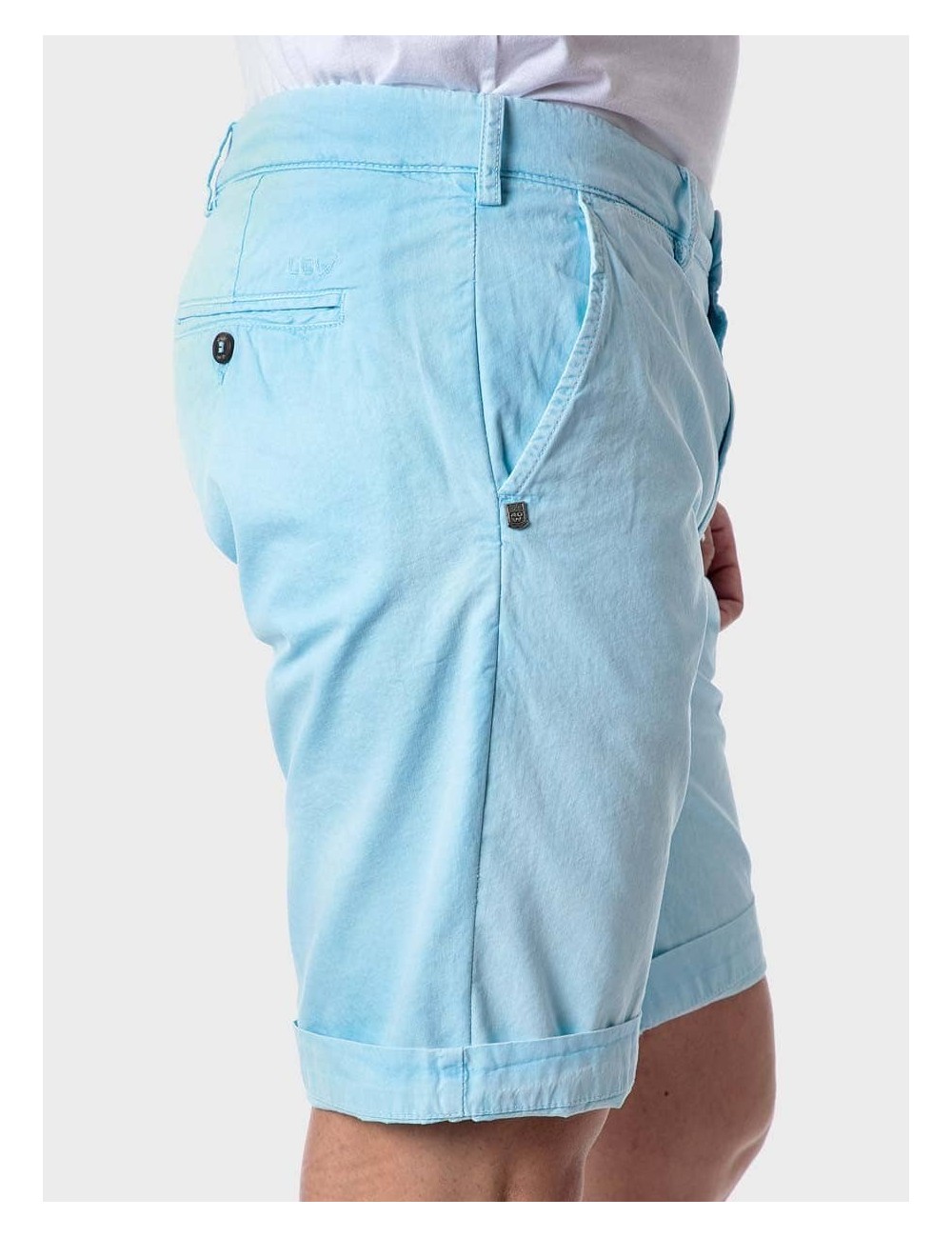 Bermuda tipo chino, color azul fluor de algodón con efecto desgastado