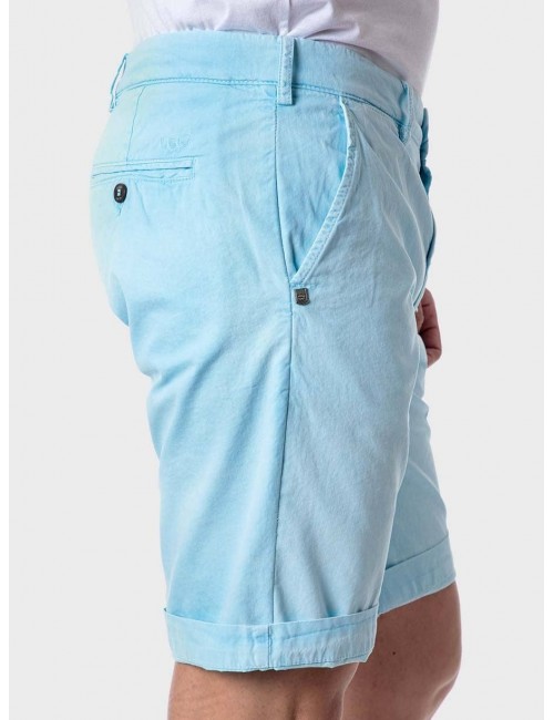 Bermuda tipo chino, color azul fluor de algodón con efecto desgastado