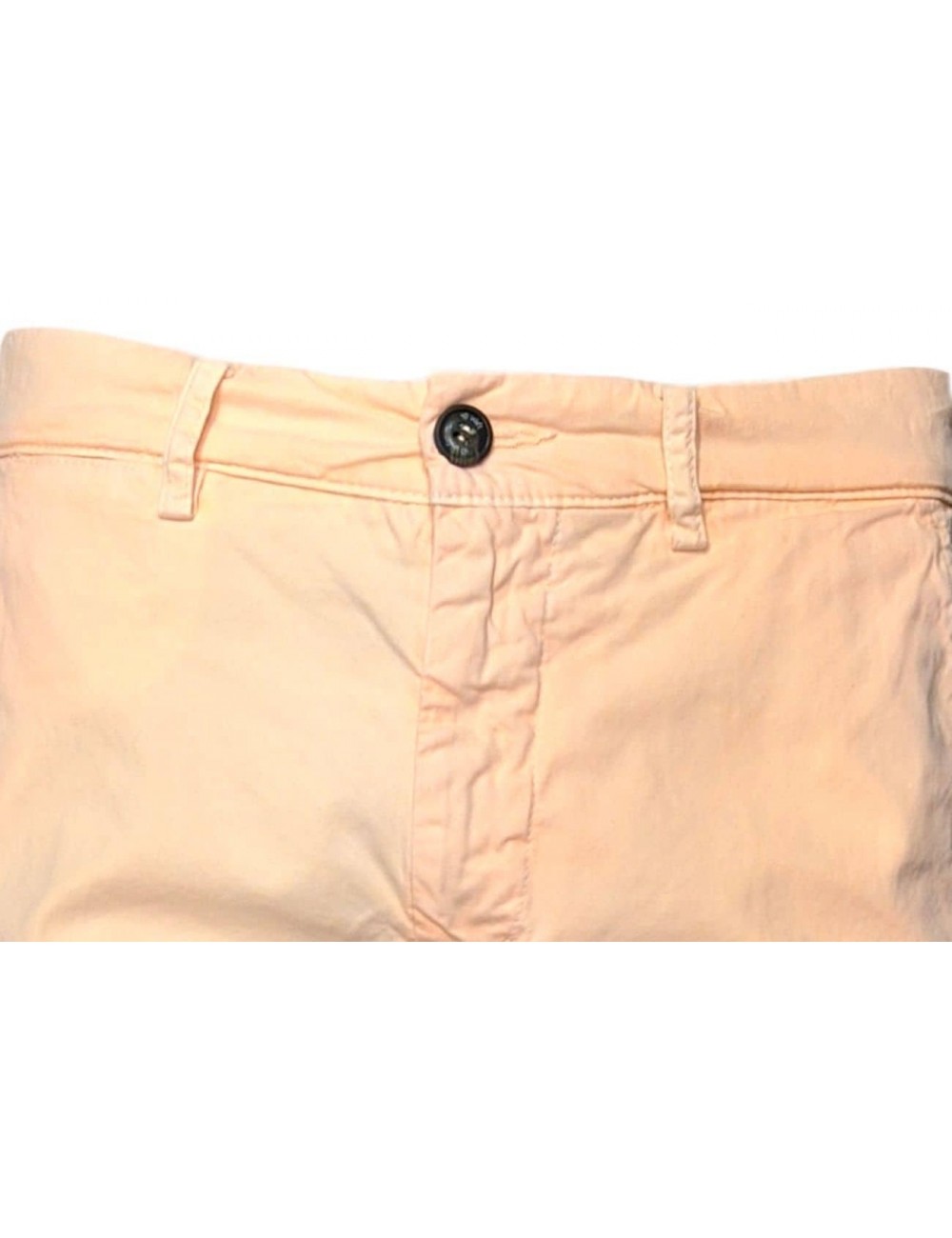 Bermuda chino color naranja flúor de algodón con efecto desgastado