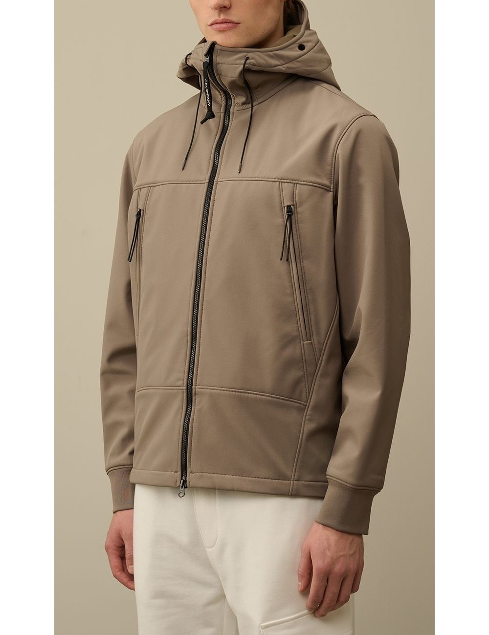 Cazadora soft shell-R negro CP Company con gafas | Ego Madrid