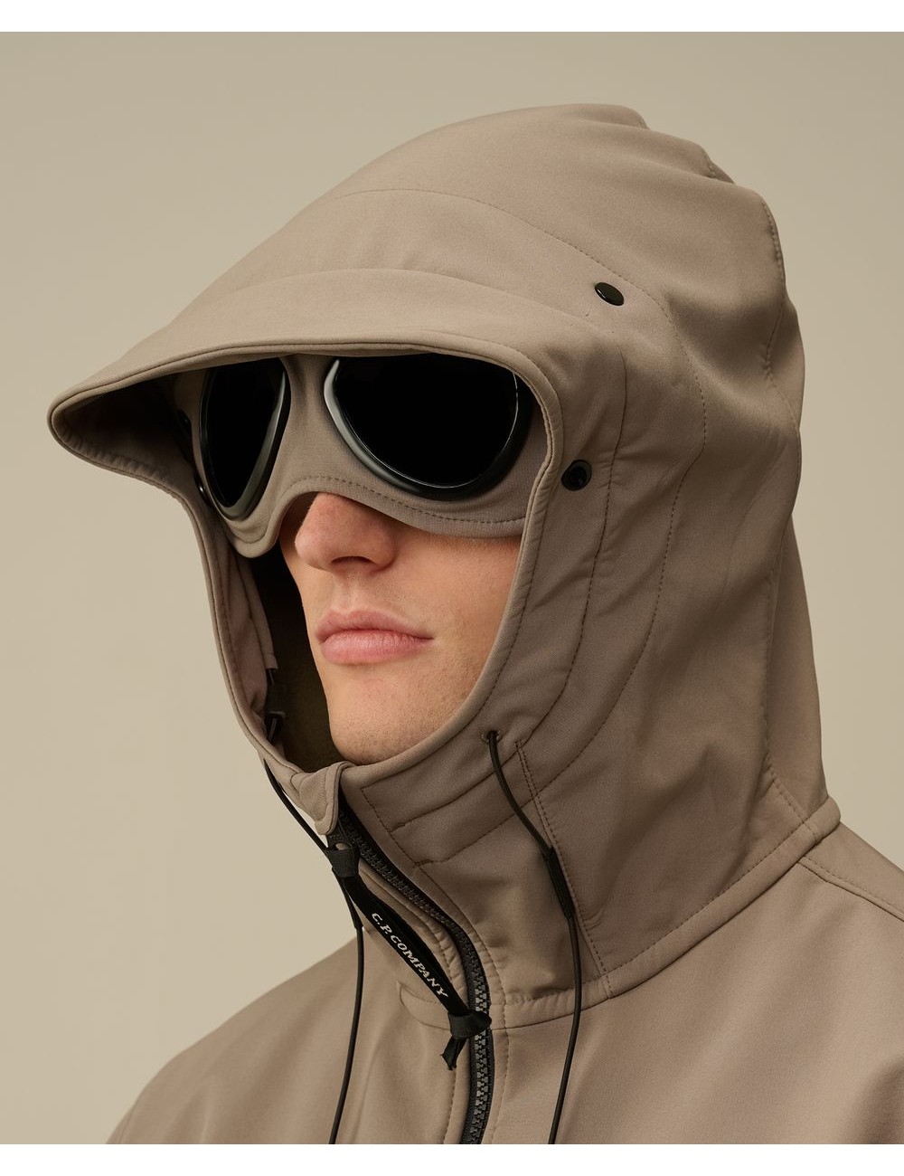 Cazadora soft shell-R negro CP Company con gafas | Ego Madrid