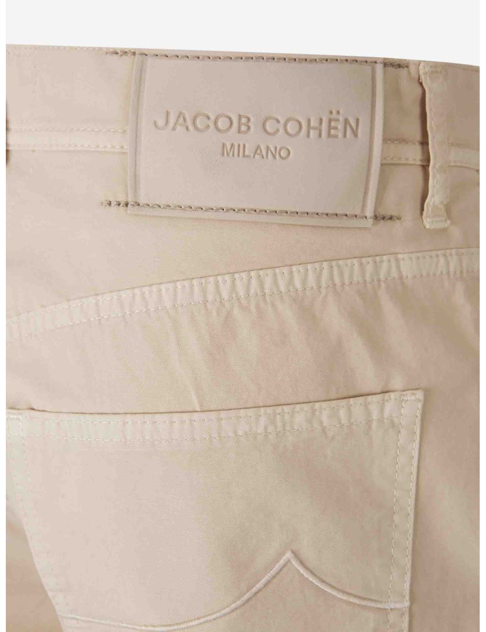 Jacob Cohën Bermudas Nicolás en gabardina de algodón elástico beige almendra