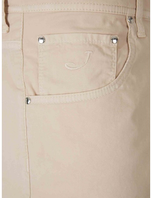 Jacob Cohën Bermudas Nicolás en gabardina de algodón elástico beige almendra