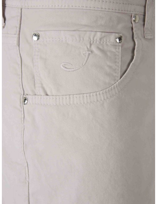 Jacob Cohën Bermudas Nicolás en gabardina de algodón elástico gris piedra