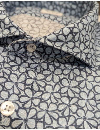 Giangi camisa fondo azul cielo con silueta estampada floral azul marino 2
