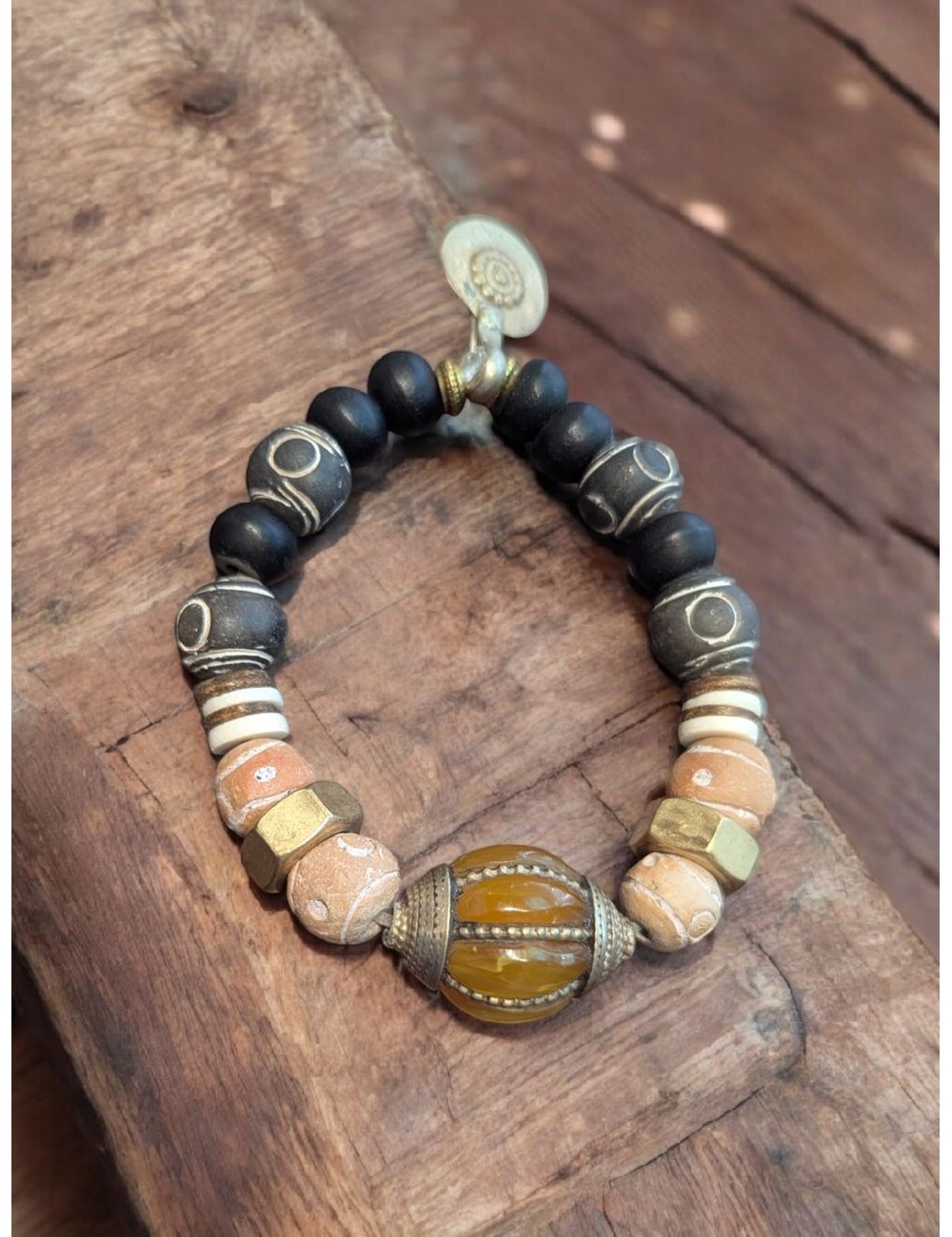 Pulsera artesanal piedras volcánicas, calizas tuercas y cabuchon ámbar