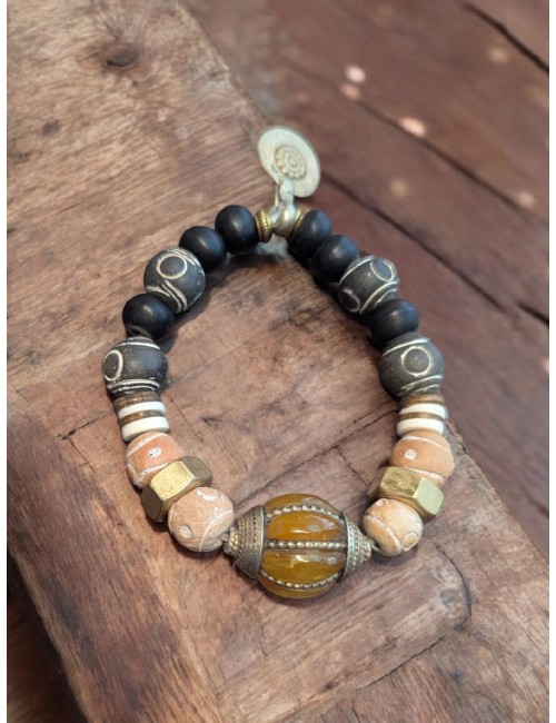 Pulsera artesanal piedras volcánicas, calizas tuercas y cabuchon ámbar