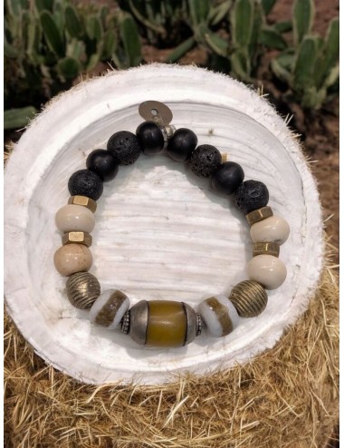 Pulsera artesanal con piedras blancas, negras volcánicas y cabuchón ámbar
