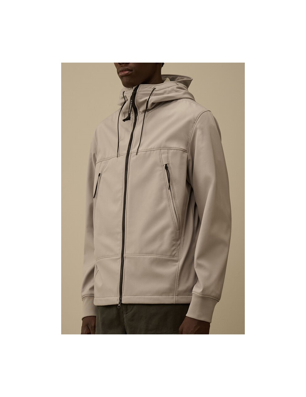 Cazadora soft shell-R gris claro  CP Company con gafas | Ego Madrid