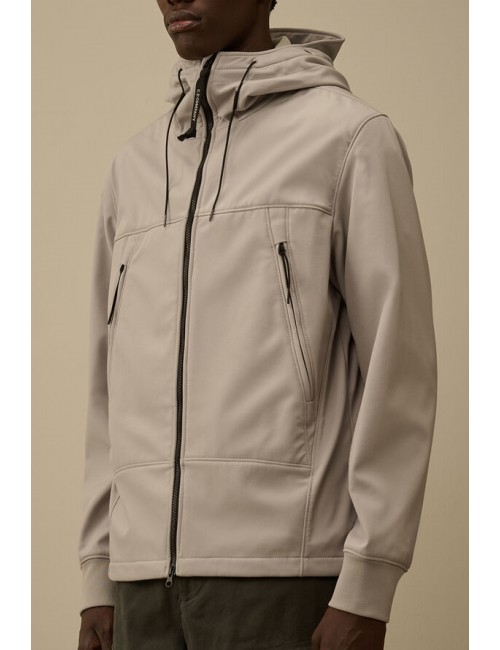 Cazadora soft shell-R gris claro  CP Company con gafas | Ego Madrid