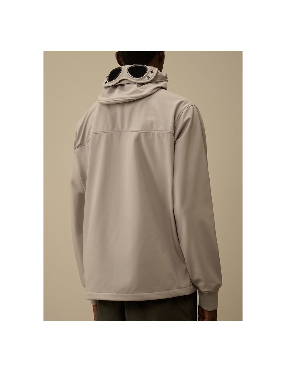 Cazadora soft shell-R gris claro  CP Company con gafas | Ego Madrid