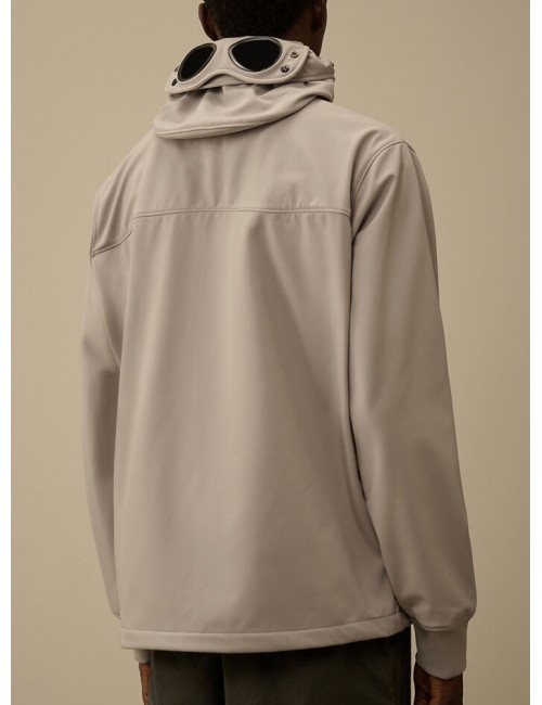 Cazadora soft shell-R gris claro  CP Company con gafas | Ego Madrid