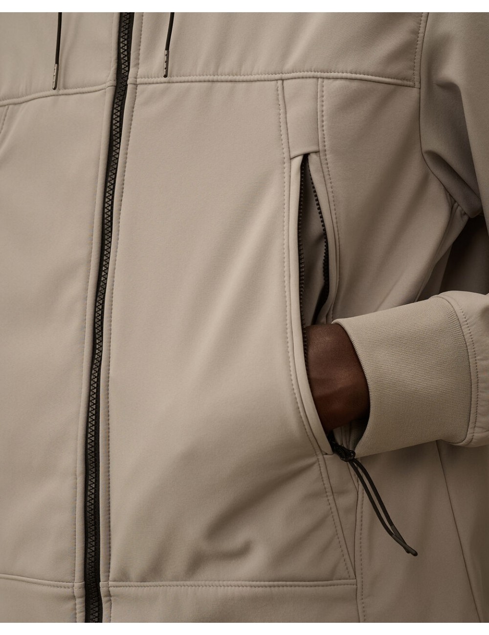 Cazadora soft shell-R gris claro  CP Company con gafas | Ego Madrid