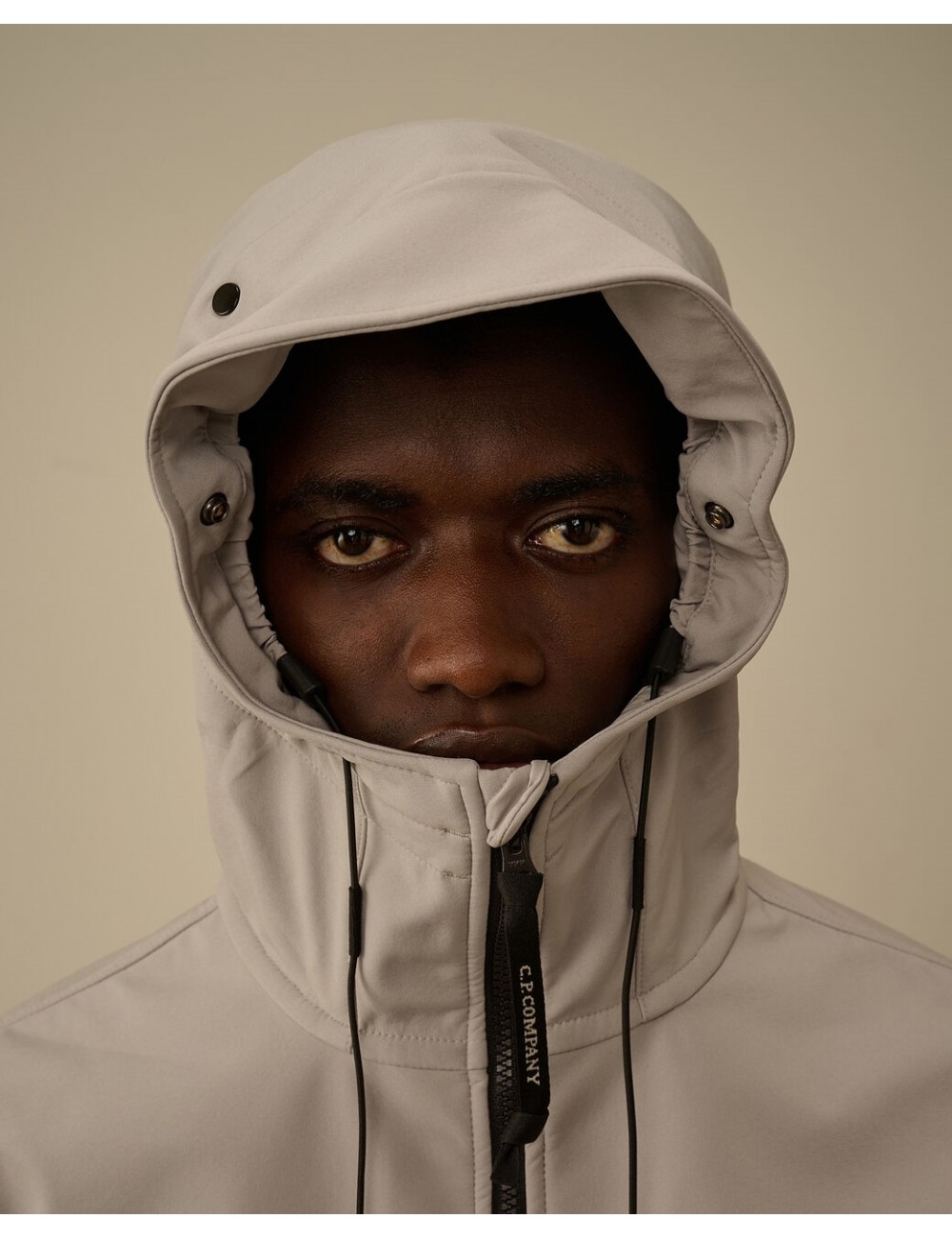 Cazadora soft shell-R gris claro  CP Company con gafas | Ego Madrid