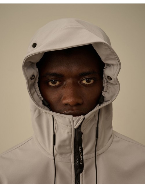 Cazadora soft shell-R gris claro  CP Company con gafas | Ego Madrid