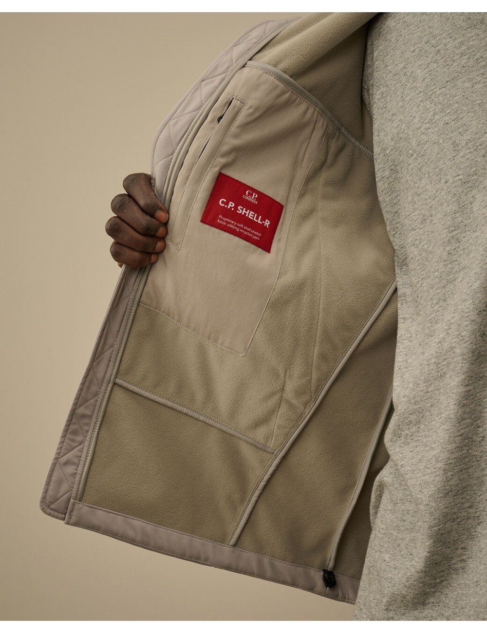 Cazadora soft shell-R gris claro  CP Company con gafas | Ego Madrid