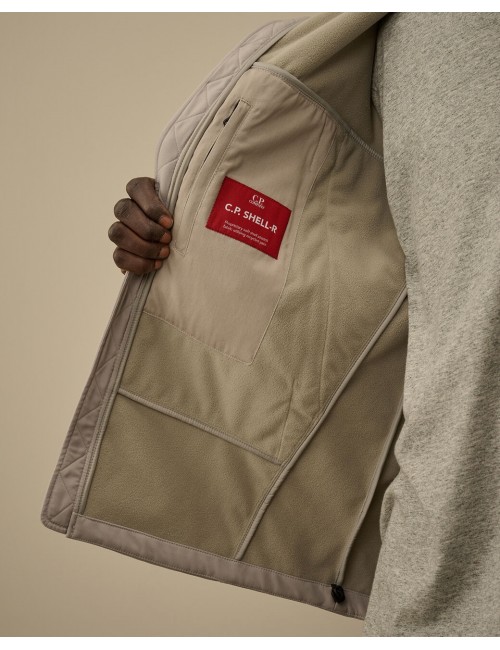 Cazadora soft shell-R gris claro  CP Company con gafas | Ego Madrid