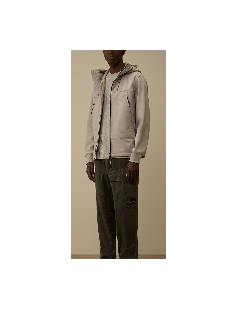 Cazadora soft shell-R gris claro  CP Company con gafas | Ego Madrid