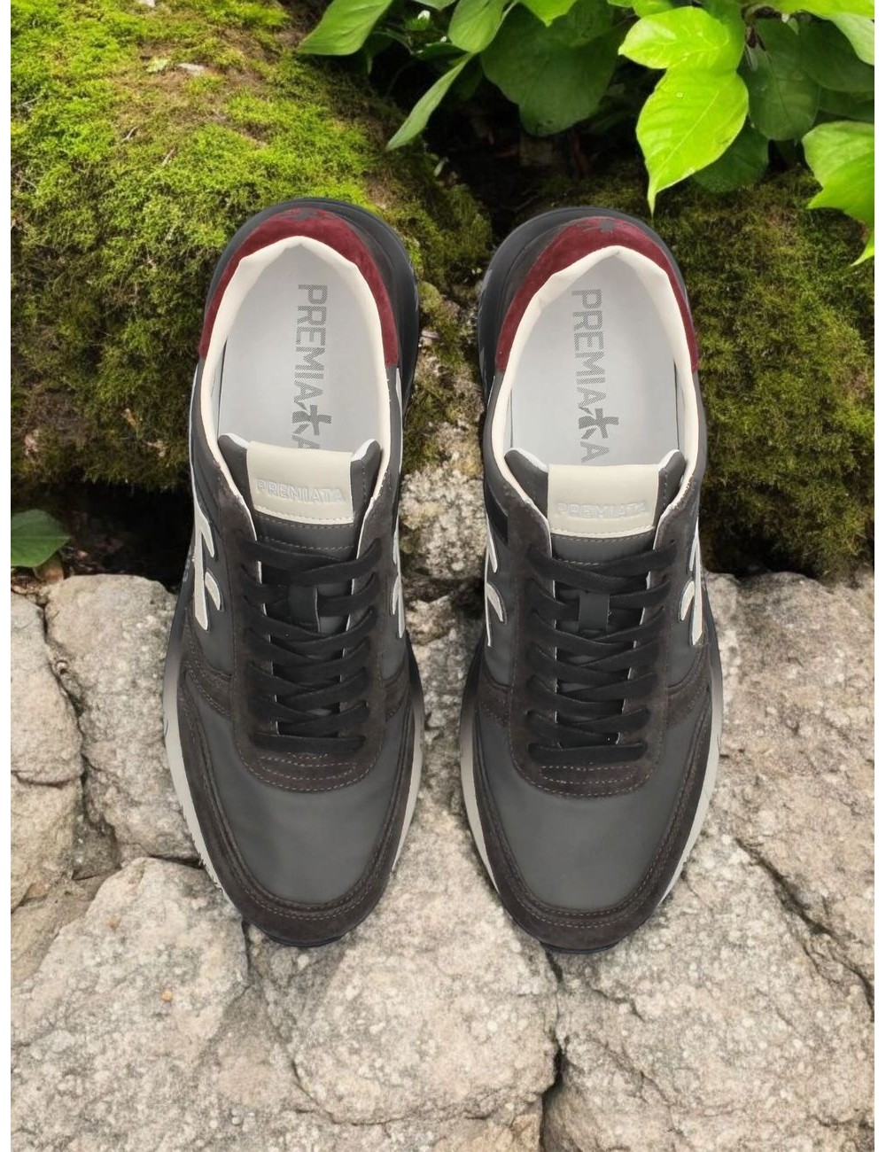 Premiata Mick negro gris y talonera roja vista empeine