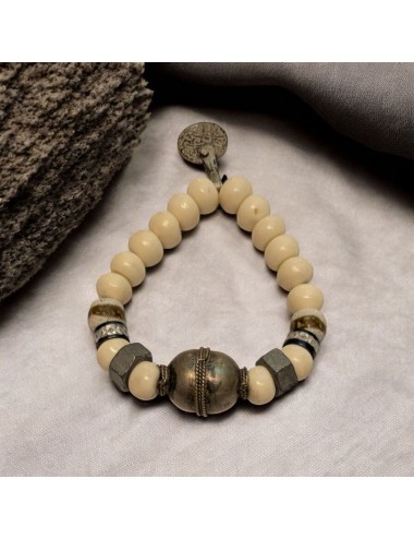 Pulsera artesanal piedras blancas y elementos metálicos