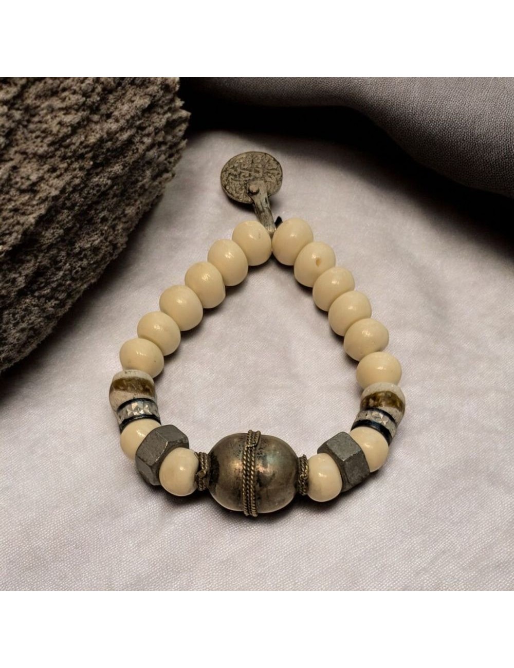 Pulsera artesanal piedras blancas y elementos metálicos