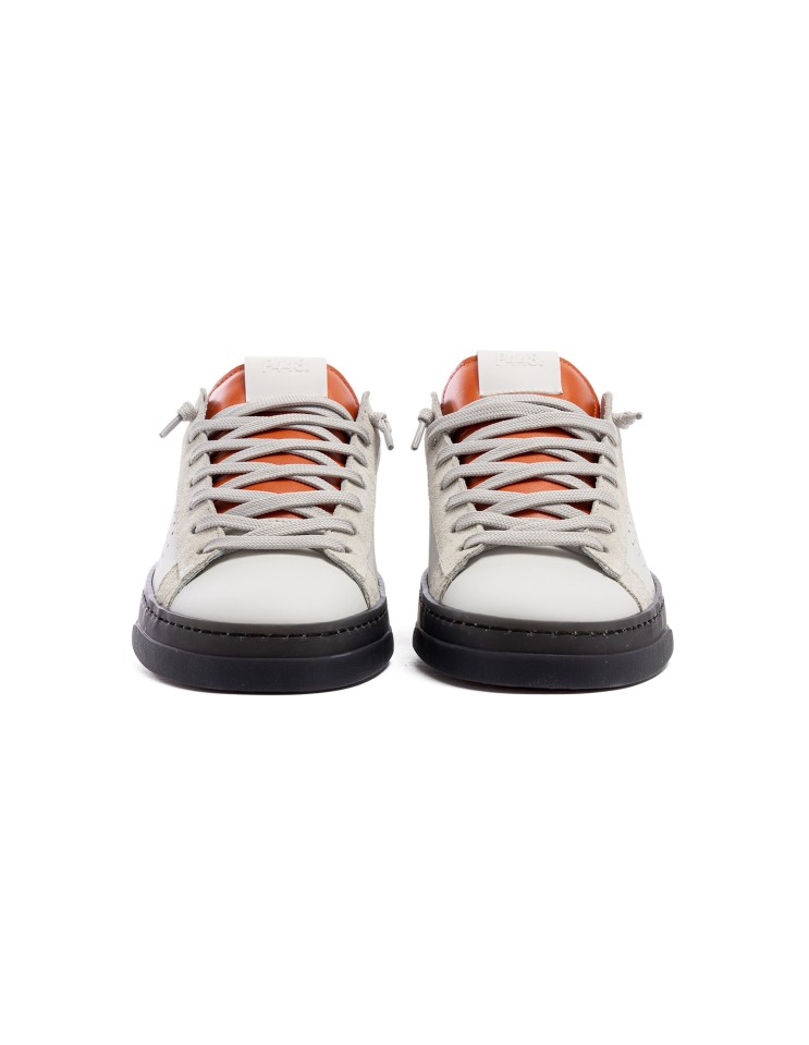 P448 Jack blanco contraste azul y naranja suela negra