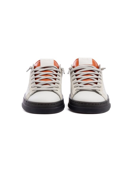 P448 Jack blanco contraste azul y naranja suela negra