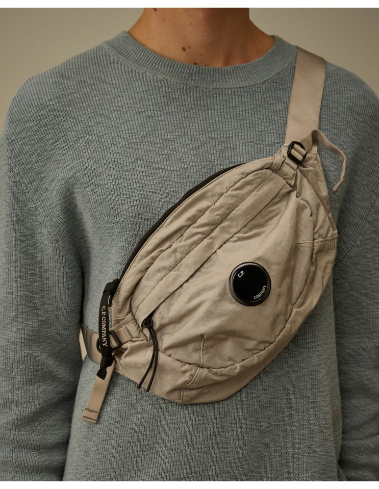 C.P. COMPANY riñonera Nylon B dove grey