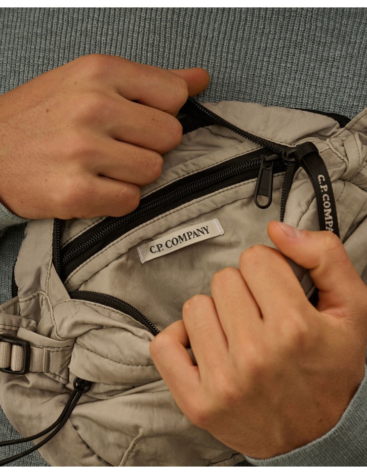 C.P. COMPANY riñonera Nylon B dove grey