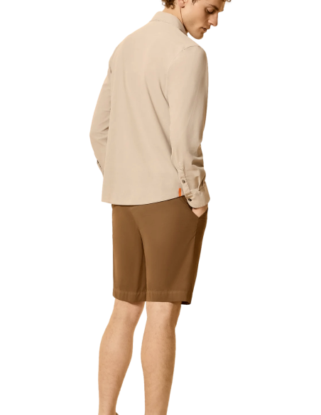 RRD camisa micro piqué tecno wash beige de espaldas con una bermuda combinada