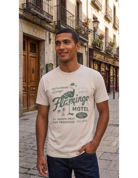 Camiseta Bowery para hombre manga corta lavanda sobre un hombre moreno en la calle