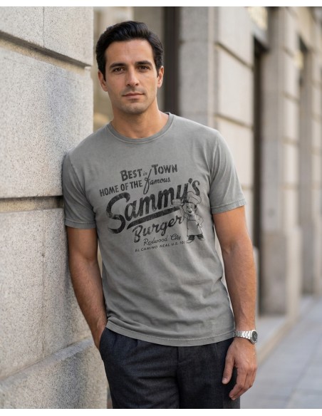BOWERY Camiseta Sammy's Burguer gris lavado puesta sobre un hombre apoyado en una pared